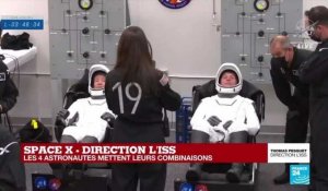Départ vers l'ISS : les 4 astronautes mettent leurs combinaisons