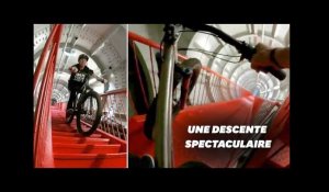 Il dévale les marches de l'Atomium de Bruxelles à vélo pour la bonne cause