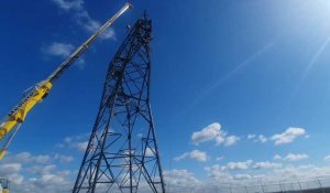 Gavrelle : levage d'un pylône sur l'autoroute de l'électricité