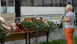 Russie: des personnes déposent des fleurs après la fusillade dans une école de Kazan