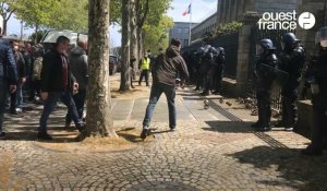 VIDÉO. Lorient : les grévistes de Fonderie de Bretagne lancent des pièces fabriquées à Caudan, devant la sous-préfecture 