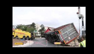 Un camion transportant 9 000 poulets se renverse sur un rond-point à Thouars (Deux-Sèvres)