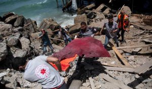 Des habitants de Gaza devant leurs habitations en ruines