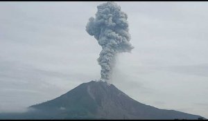 Indonésie: le volcan Sinabung crache une colonne de cendres dans le ciel