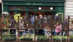 Emmanuel Macron et Jean Castex déambulent après un café en terrasse