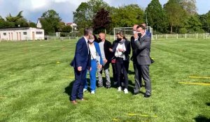  Laure Boulleau échange avec les jeunes footballeurs à Pont-Sainte-Marie