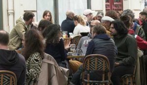 Premier apéritif déconfiné en terrasse pour Parisiens avides d'air