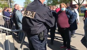Arras : rassemblement devant le commissariat après l'assassinat d'une policière
