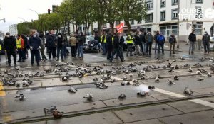 VIDÉO. Lorient : les fondeurs de Caudan bloquent  la voie ferrée au cours chazelle