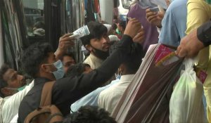 Virus: Les Pakistanais se ruent dans les gares et les marchés avant les restrictions pour l'Aïd el-Fitr