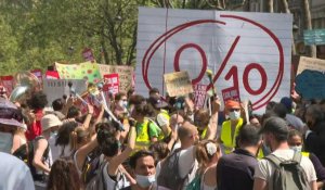 Des milliers d'opposants à la loi climat défilent à Paris