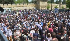 Hommage au policier tué à Avignon : début du rassemblement devant le commissariat