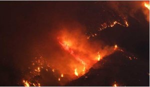 Californie : les flammes du Dixit Fire engloutissent une petite ville