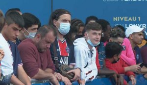 Football : les supporters du PSG attendent Messi devant le Parc des Princes
