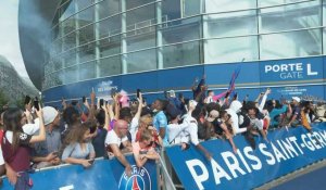 Football: des dizaines de supporters du PSG attendent toujours Messi au Parc des Princes