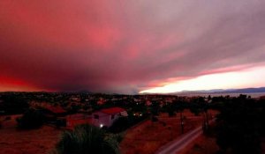 Grèce: les incendies changent la couleur du ciel en rouge