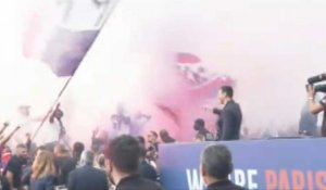 Lionel Messi salue les supporters du PSG devant le Parc des Princes