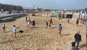 Le club de volley-ball de Calais propose des initiations au beach-volley à la plage