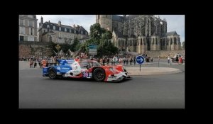 Une voiture de course des 24 heures parade dans le centre ville du Mans !