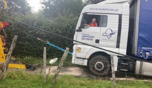 Remorquage d'un camion accidenté à Saint-Eteinne-au-Mont.