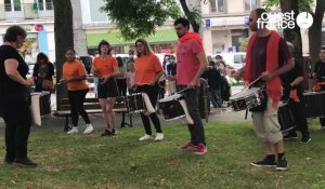 La Batuk'à plumes sur le marché de Saint-Lô fête la fin des Hétéroclites