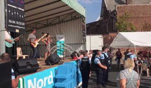 Arleux : Jean-Pierre Mader chante devant un cordon de gendarmes pour la foire à l'ail
