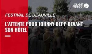 VIDEO. Festival de Deauville. Un nombreux public salue l'apparition de Johnny Depp devant l'hôtel Le Royal 