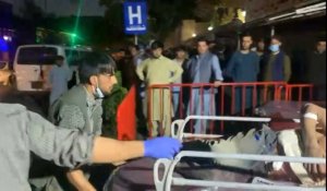 Kaboul: un blessé arrive à l'hôpital après les explosions à l'aéroport
