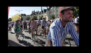 Saumur : le départ d'Anjou Vélo Vintage sur le circuit Abby Cyclette