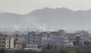 De la fumée s'élève au-dessus de Kaboul après une explosion