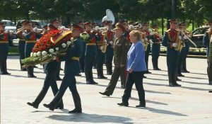 Russie: Merkel dépose une gerbe sur la tombe du Soldat inconnu à Moscou