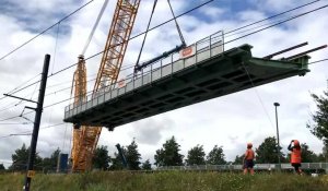 La pose d'un pont de 120 tonnes à Denain Bellevue, samedi