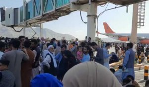 Une foule d'afghans à l'aéroport essaye de quitter le pays