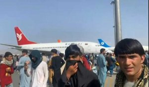 Des Afghans se précipitent à l'aéroport de Kaboul pour fuir les talibans