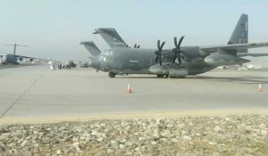 Images des évacuations à l'aéroport de Kaboul