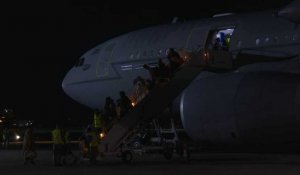 Un nouvel avion transportant des évacués afghans arrive en Angleterre