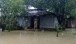 Inondations au Bangladesh: 20 morts, 300.000 personnes bloquées