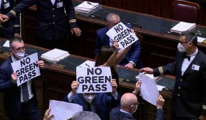 Italie : Des députés opposés au pass sanitaire manifestent dans l'hémicycle