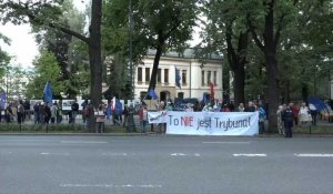Manifestation pro-UE devant la Cour constitutionnelle polonaise à l'approche de sa décision sur la législation européenne