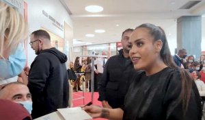 Amel Bent en dédicace à Pont-Sainte-Maxence : la file d'attente de ses fans était interminable