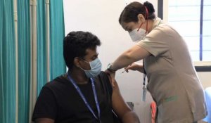 Covid-19: des personnes se font vacciner alors que l'Inde a administré un milliard de doses