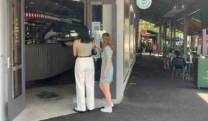 Virus: images d'habitants de Melbourne dans un café après un long confinement