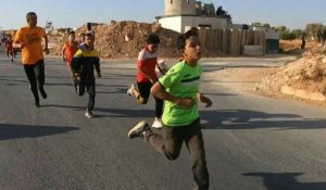 Syrie: des orphelins de guerre participent à une course à Idleb