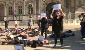 Féminicides: "die-in" à Paris en hommage aux victimes