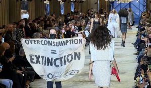 Des militants pour le climat s'invitent au défilé Louis Vuitton à Paris