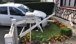 Arques: Après un choc aux feux, une voiture termine sa course dans le jardin d’une maison