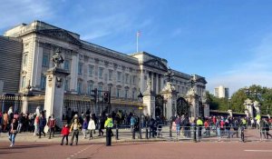 La reine Elizabeth II hospitalisée une nuit: réactions de Londoniens