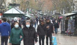 A Barcelone, certains se promènent sans masque dans une rue bondée