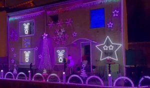 Il offre au public  un spectacle grandiose de Noël sur la façade de sa maison à Vrigne-aux-Bois