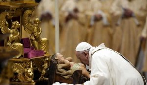 Messe de Noël : devant 2 000 personnes masquées, le Pape François appelle à l'humilité